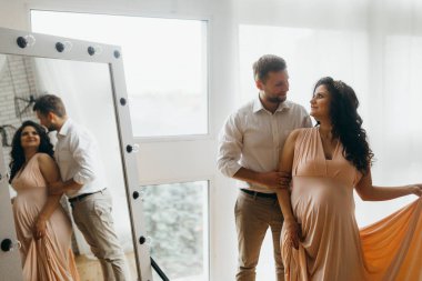 Harika evli çift evde poz