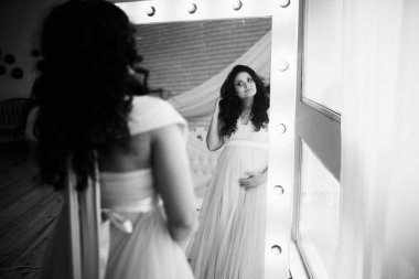 mutlu güzel hamile kadın tarafından ayna poz