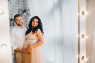 Harika evli çift evde poz