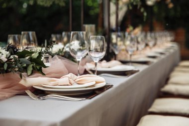 Masanın güzel düğün günü dekorasyonu