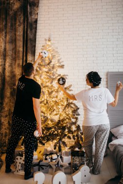 Dekorasyon Noel ağacı mutlu evli çift