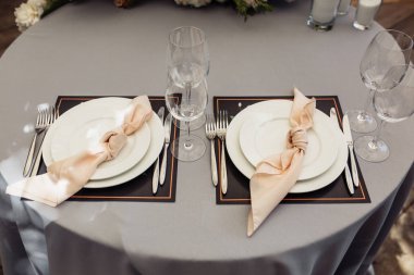 Masanın güzel düğün günü dekorasyonu