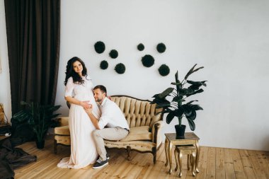 Harika evli çift evde poz