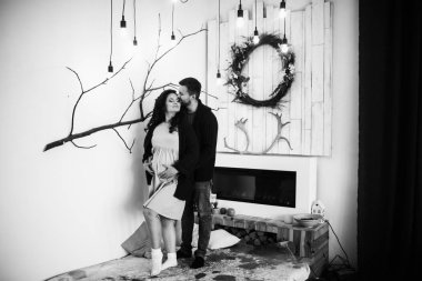 mutlu evli çift evde poz