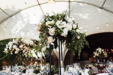 Masanın güzel düğün günü dekorasyonu 