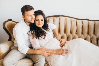 Harika evli çift evde poz