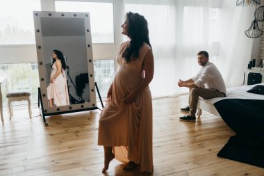 Harika evli çift evde poz