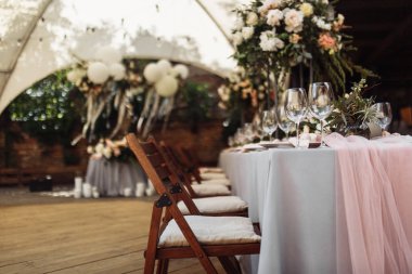 Masanın güzel düğün günü dekorasyonu