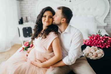 Yatak odasında poz harika evli çift