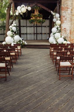 Düğün için tahta sandalyeler.