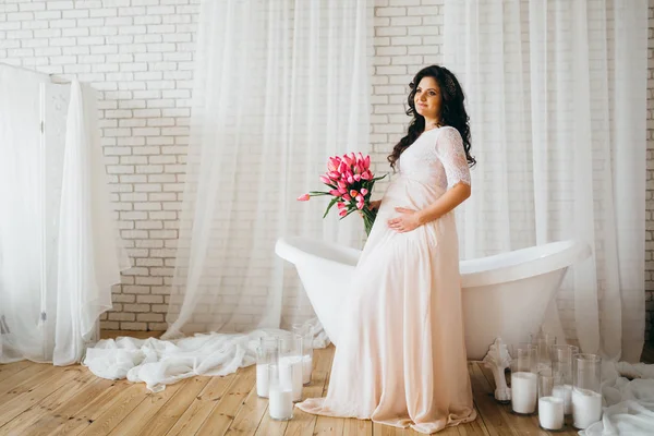 Gelukkig Mooie Zwangere Vrouw Poseren Door Bad — Stockfoto