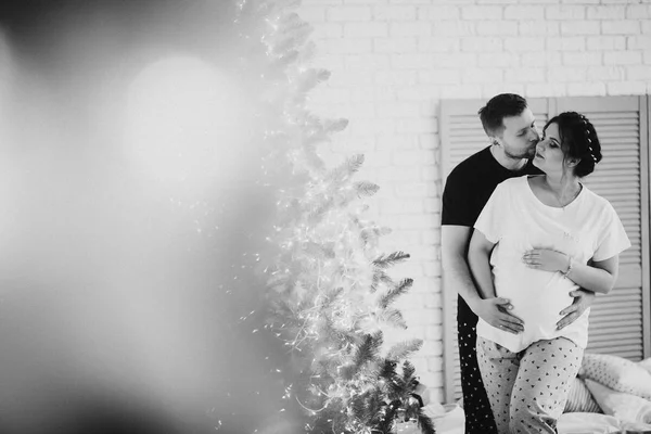 Feliz Casal Beijando Natal — Fotografia de Stock