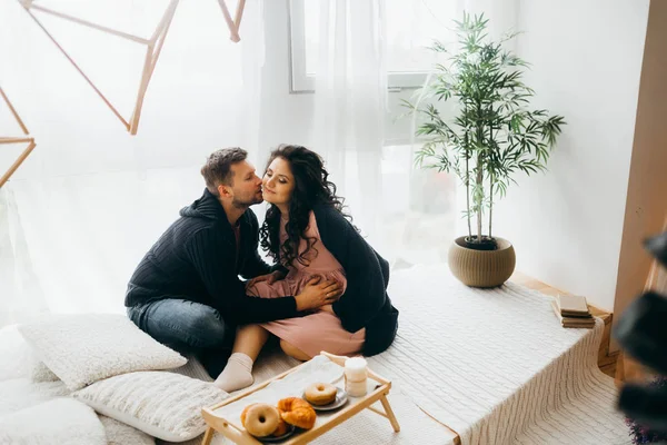 Feliz Casal Tomando Café Manhã Casa — Fotografia de Stock