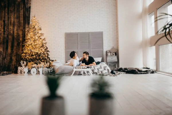 Mutlu evli çift evde Noel