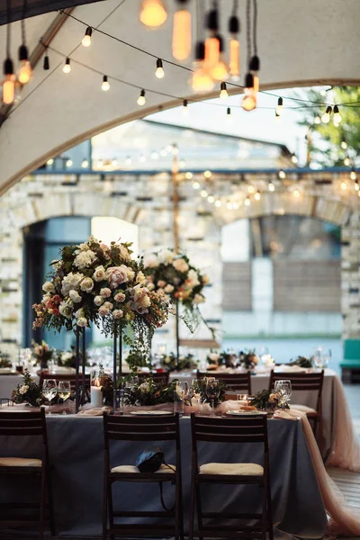 Bela Decoração Dia Casamento Mesas Com Flores — Fotografia de Stock