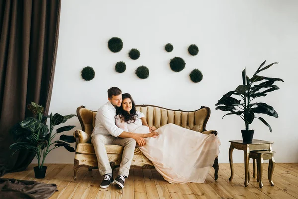 Harika evli çift evde poz