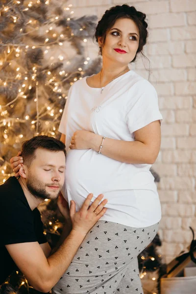 Feliz Pareja Casada Posando Junto Árbol Navidad — Foto de Stock