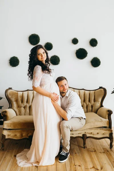 Wunderbares Ehepaar Posiert Hause — Stockfoto