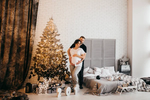 Mutlu evli çift Noel ağacı tarafından poz