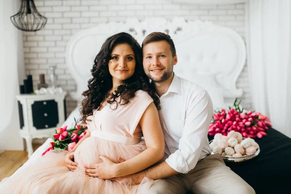 Yatak odasında poz harika evli çift