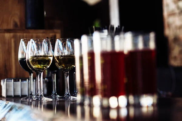 Close Filas Bebidas Alcoólicas Mesa Durante Catering — Fotografia de Stock