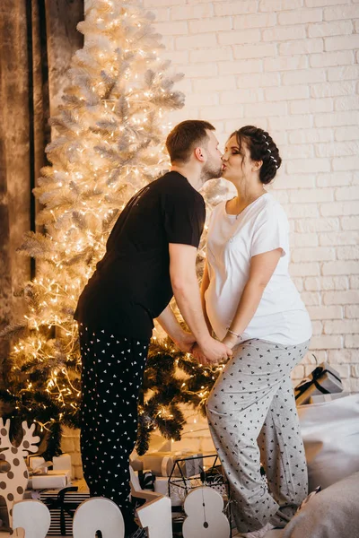 Feliz Casal Beijando Natal — Fotografia de Stock