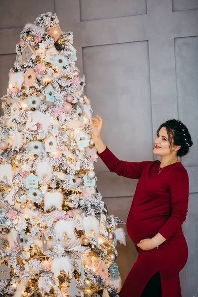 Felice Bella Donna Incinta Posa Albero Natale — Foto Stock