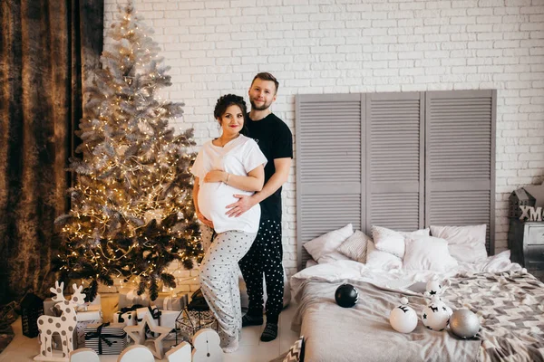 Mutlu evli çift Noel ağacı tarafından poz