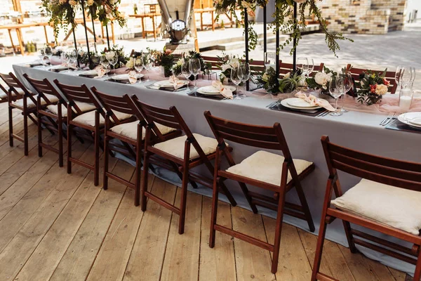 Masanın güzel düğün günü dekorasyonu