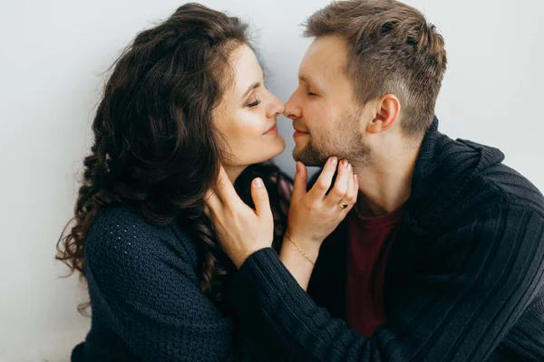 Feliz Casal Posando Casa — Fotografia de Stock