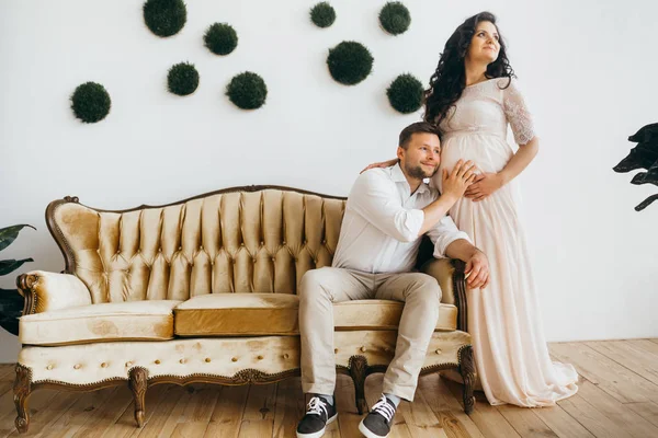 Wunderbares Ehepaar Posiert Hause — Stockfoto
