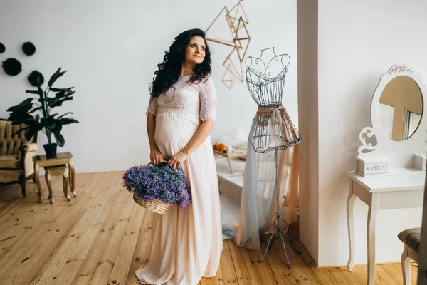 Gelukkig Mooie Zwangere Vrouw Poseren Thuis Met Bloemen — Stockfoto