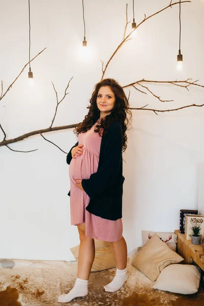 Feliz Hermosa Embarazada Posando Casa —  Fotos de Stock