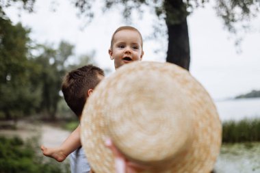 Mutlu genç baba ve oğlu parkta.
