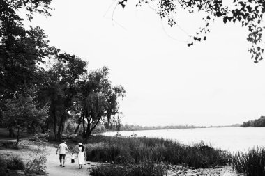 Parkta küçük bir oğlu olan mutlu genç bir aile.