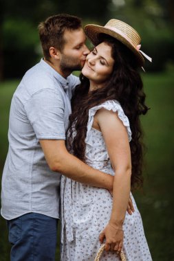 Yaz park öpüşme içinde güzel mutlu çift