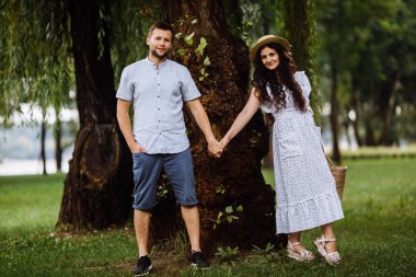 Yaz parkında güzel mutlu bir çift 