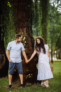 Yaz parkında güzel mutlu bir çift 