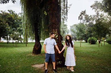 Yaz parkında güzel mutlu bir çift 