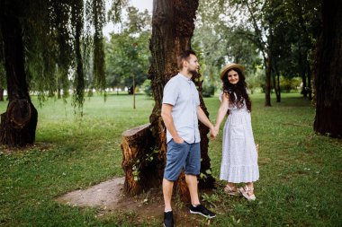 Yaz parkında güzel mutlu bir çift 