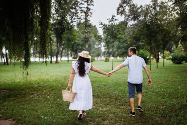 Yaz parkında güzel mutlu bir çift 