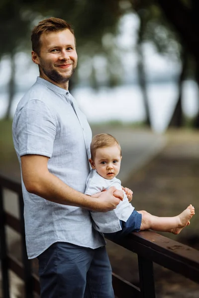 Gelukkige Jonge Vader Met Zoon Het Park — Stockfoto