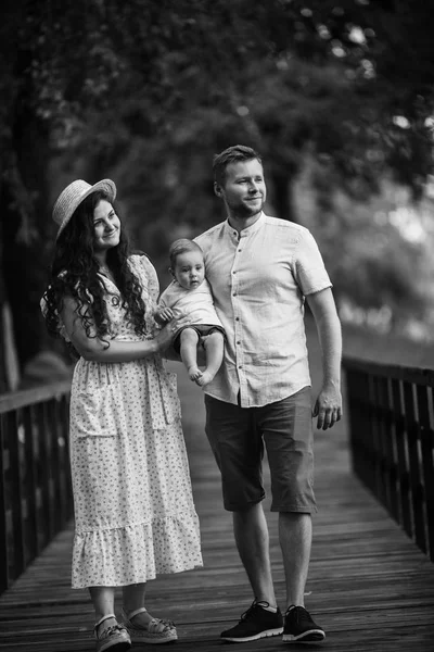 Parkta küçük bir oğlu olan mutlu genç bir aile.