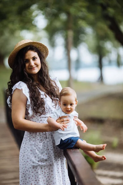 Felice Giovane Madre Con Bambino Nel Parco — Foto Stock