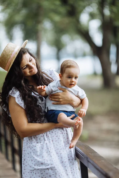 Felice Giovane Madre Con Bambino Nel Parco — Foto Stock