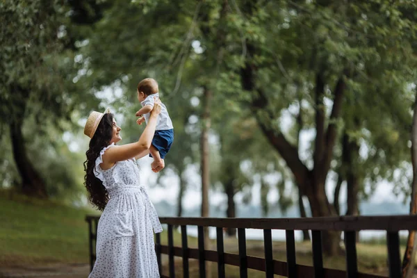 Parkta bebeğiyle mutlu bir anne.