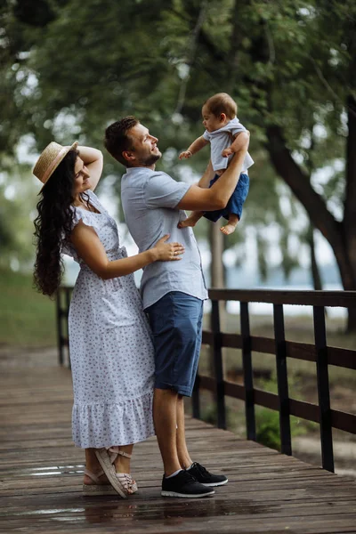 Šťastná Mladá Rodina Malým Synem Parku — Stock fotografie