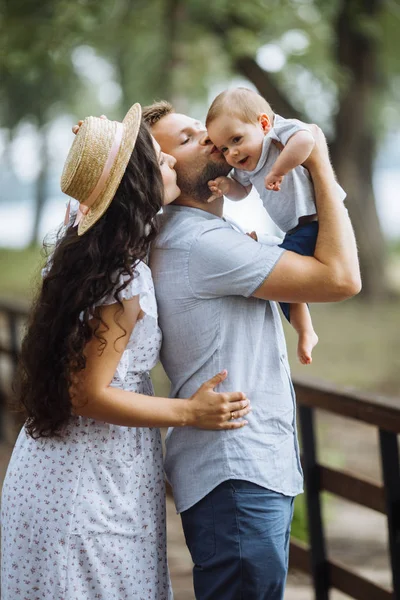 公園に小さな息子と幸せな若い家族 — ストック写真