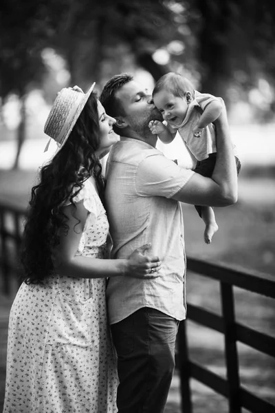 Šťastná Mladá Rodina Malým Synem Parku — Stock fotografie