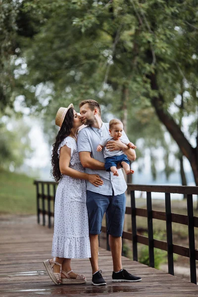 Gelukkig Jong Gezin Met Kleine Zoon Het Park — Stockfoto